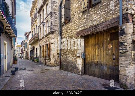 Allée du village à Peyriac de Mer en hiver. La commune est située dans le Parc naturel régional de Narbonnaise en Méditerranée. Banque D'Images