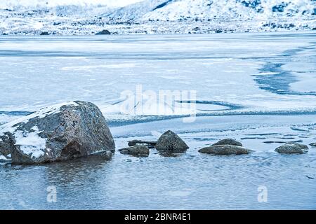 lac gelé avec glace fissurée Banque D'Images