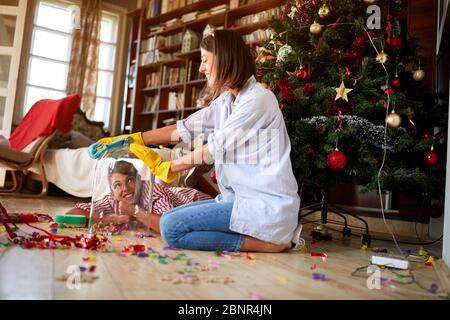 Les filles à la maison après la fête nettoyage de la cloche en verre Banque D'Images