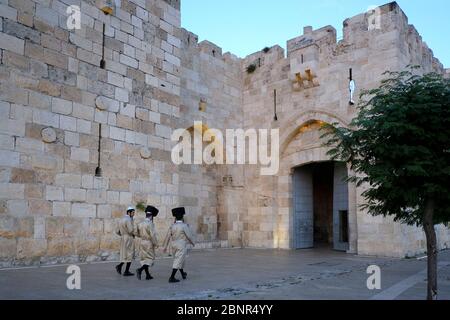 Les Juifs ultra-orthodoxes traversent la porte de Jaffa ou Bab al-Khalil une des huit portes des murs ottomans de la vieille ville construite au XVIe siècle par le sultan turc Suleiman le magnifique, Jérusalem Israël Banque D'Images