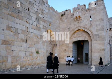 Les Juifs ultra-orthodoxes traversent la porte de Jaffa ou Bab al-Khalil une des huit portes des murs ottomans de la vieille ville construite au XVIe siècle par le sultan turc Suleiman le magnifique, Jérusalem Israël Banque D'Images