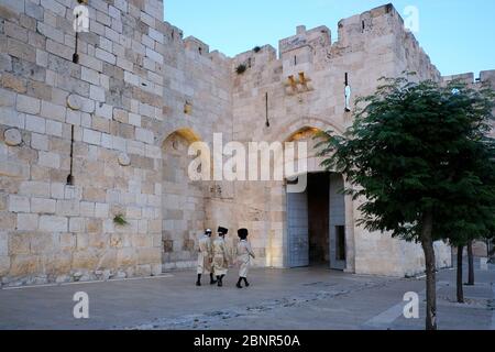 Les Juifs ultra-orthodoxes traversent la porte de Jaffa ou Bab al-Khalil une des huit portes des murs ottomans de la vieille ville construite au XVIe siècle par le sultan turc Suleiman le magnifique, Jérusalem Israël Banque D'Images