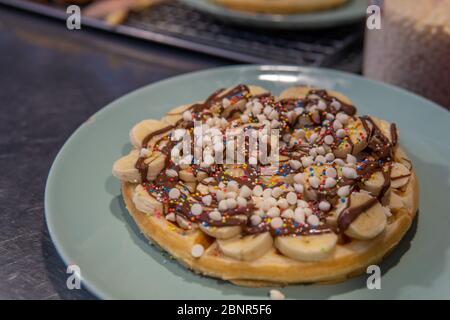Crêpe à crêpes avec sauce aux fruits et au chocolat du marché nocturne de Pai, Thaïlande Banque D'Images
