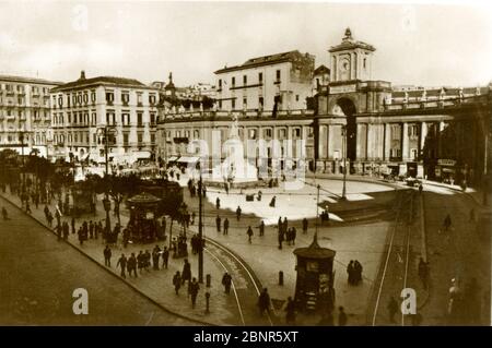 Photo historique de la Piazza Dante et de l'école Convitto Nazionale, Naples, Italie - environ 1940 Banque D'Images