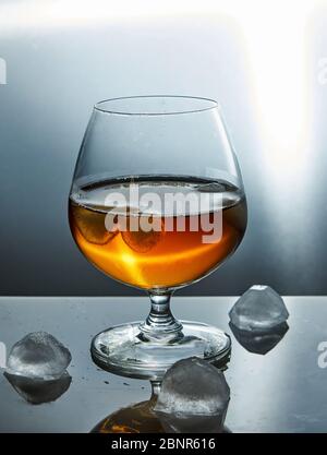 Un verre de whisky avec de la glace. Conception conceptuelle Banque D'Images