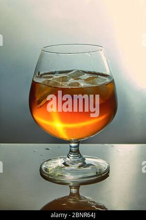 Un verre de whisky avec de la glace. Conception conceptuelle Banque D'Images