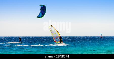 Véliplanchistes et kitesurfers rouler dans la mer Rouge en Egypte Dahab Banque D'Images