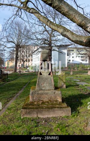 Allemagne, Saxe-Anhalt, Magdebourg, vue d'une des tombes du cimetière des soldats soviétiques tombés dans le Nordpark à Magdebourg. Banque D'Images