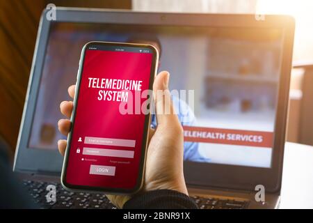 Concept de contexte d'application en ligne de télémédecine. Mockup téléphone mobile, une personne qui tient son smartphone à l'aide de l'application du système de télémédecine avec fa Banque D'Images