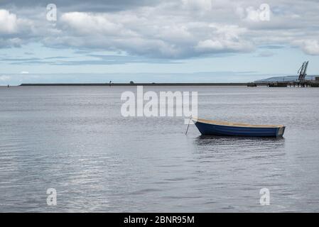 Barque unique ancrée dans le Foyle en Irlande Banque D'Images