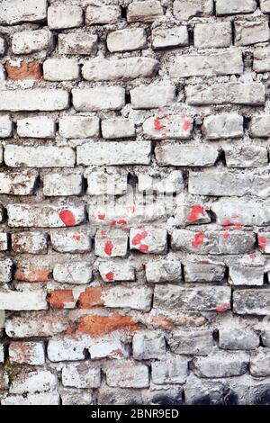 Mur en brique blanche sale avec taches de peinture pour toile de fond ou utilisation en arrière-plan Banque D'Images