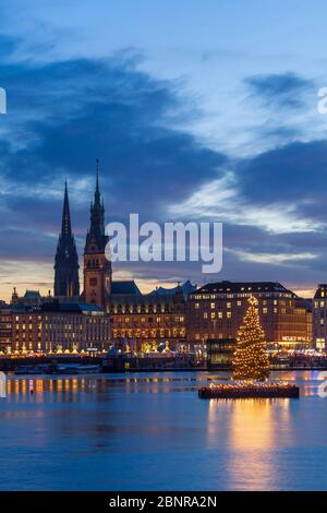 Jungfernstieg, hôtel de ville de Hambourg et Nikolaikirchturm avec lumières de Noël, au crépuscule, Hambourg, Allemagne, Europe Banque D'Images