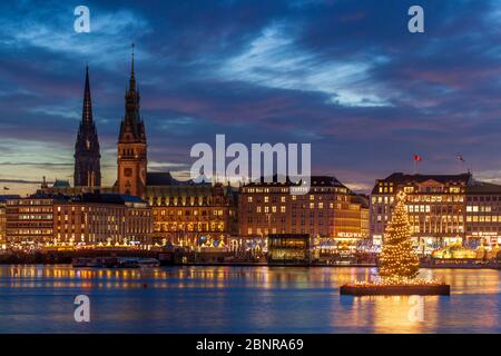 Jungfernstieg, hôtel de ville de Hambourg et Nikolaikirchturm avec lumières de Noël, au crépuscule, Hambourg, Allemagne, Europe Banque D'Images