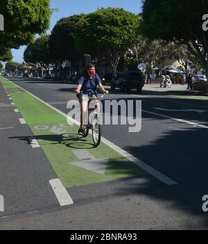 Los Angeles, États-Unis. 16 mai 2020. Une femme fait son vélo sur main Street à Santa Monica, Californie, le vendredi 15 mai 2020. Les responsables de la ville et du comté ont déclaré que les résidents doivent porter des couvre-visage lorsqu'ils vont à l'extérieur. Les installations récréatives telles que les centres équestres, les courts de tennis et de pickleball et les jardins communautaires ont rouvert vendredi, avec des restrictions, y compris les couvertures de visage, les distances sociales et les limites pour les visiteurs. Photo de Jim Ruymen/UPI crédit: UPI/Alay Live News Banque D'Images