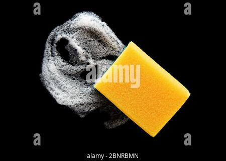 Éponge de lavage avec mousse isolée sur fond noir. Nettoyage, essuyage ou désinfection. Banque D'Images