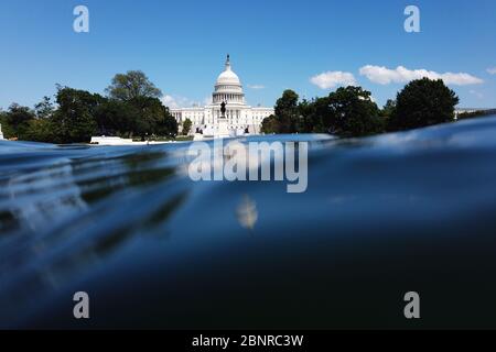 Washington, DC, États-Unis. 15 mai 2020. Photo prise le 15 mai 2020 montre le bâtiment du Capitole des États-Unis à Washington, DC, États-Unis. Vendredi, la Chambre des représentants des États-Unis a adopté un plan de secours de 3 billions de dollars américains contre le coronavirus, qui a été proposé par les démocrates mais qui ne devrait pas obtenir l'approbation du Sénat à majorité républicaine. Credit: Liu Jie/Xinhua/Alay Live News Banque D'Images