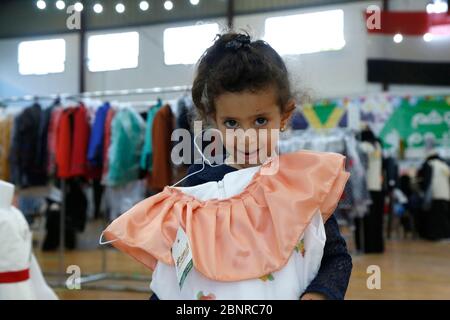 (200516) -- SANAA, 16 mai 2020 (Xinhua) -- UNE jeune fille yéménite d'une famille pauvre possède une robe fournie par un marché de vêtements de charité à Sanaa, Yémen, 15 mai 2020. (Photo de Mohammed Mohammed/Xinhua) Banque D'Images