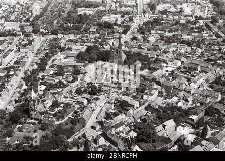 Allemagne, Saxe-Anhalt, Burg, vue depuis un petit avion sur la ville de Burg dans le Land de Jérichower, début des années 90. Banque D'Images