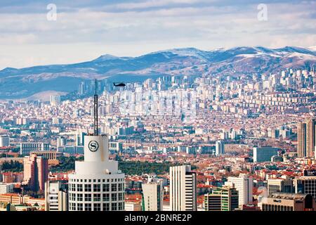 Mars 2020 - Ankara, Turquie : panorama urbain panoramique d'Ankara, Turquie avec un hélicoptère survolant la ville. Vue depuis le quartier de Cankaya. Banque D'Images