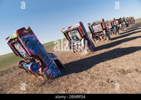 Amarillo, USA - 02 Novebmer, 2010 Art installation connu sous le nom de «Cadillac Ranch» à Amarillo, Texas, USA. Banque D'Images