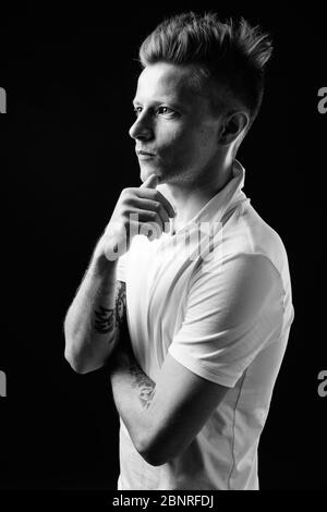 Punk Rocker man sur fond noir en noir et blanc Banque D'Images