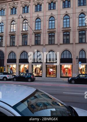Les magasins du centre-ville de Munich sont fermés en raison du virus corona. Dans ce cas, Maximilianstrasse. Banque D'Images