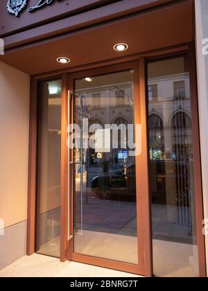 Les magasins du centre-ville de Munich sont fermés en raison du virus corona. Dans ce cas, Maximilianstrasse. Banque D'Images