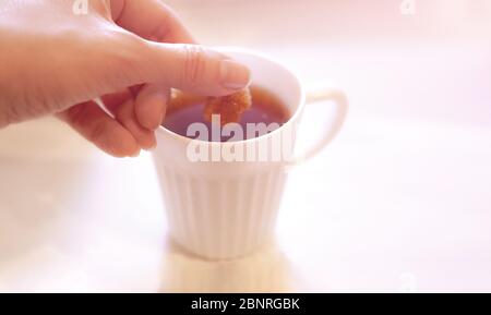 Tasse de café du matin dans les mains de la femme. Une fille tient une tasse avec café à la main sur fond rose.espace de copie Banque D'Images