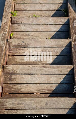 ancienne échelle en bois avec bords ombrés Banque D'Images