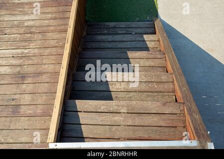ancienne échelle en bois avec bords ombrés Banque D'Images