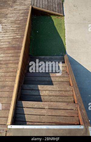 ancienne échelle en bois avec bords ombrés Banque D'Images