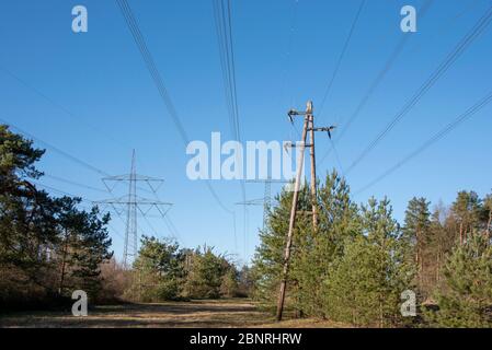 Allemagne, Saxe-Anhalt, Angern, un vieux pylône électrique se trouve à côté d'un pylône électrique, route de la Saxe-Anhalt à la Bavière. Banque D'Images