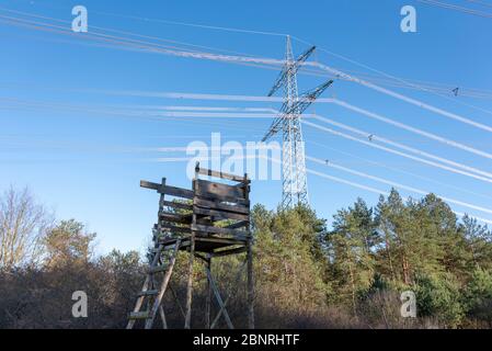 Allemagne, Saxe-Anhalt, Angern, vue d'un pylône électrique de '50 Hertz', partie de la liaison sud-est, ligne électrique de Saxe-Anhalt à la Bavière. Au premier plan se trouve un stand haut. Banque D'Images