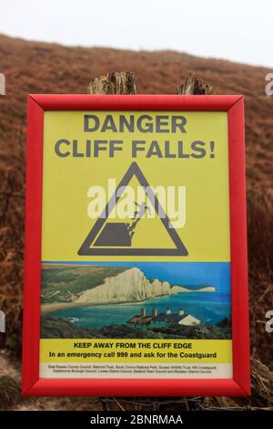 Panneau danger Cliff Falls dans le parc national de South Downs, East Sussex, Royaume-Uni. Banque D'Images