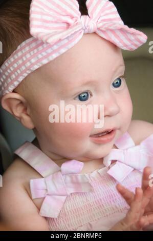 Portrait de bébé à yeux bleus rapprochés avec une innocence expressive et magnifique. Banque D'Images