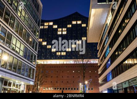 Elbphilharmonie au coeur des chambres d'hôtel illuminées comme un signe de la crise de Corona, Hafencité, Hambourg, Allemagne Banque D'Images