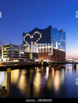 Elbphilharmonie au coeur des chambres d'hôtel illuminées comme un signe de la crise de Corona, Hafencité, Hambourg, Allemagne Banque D'Images