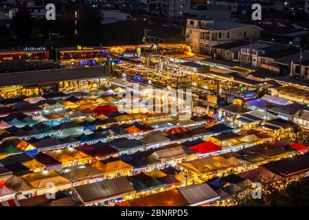 Bangkok / Thaïlande - 8 février 2020: Nom de ce lieu ' Ratchada Rot Fai Night train Market ' dans le centre-ville de Bangkok Banque D'Images