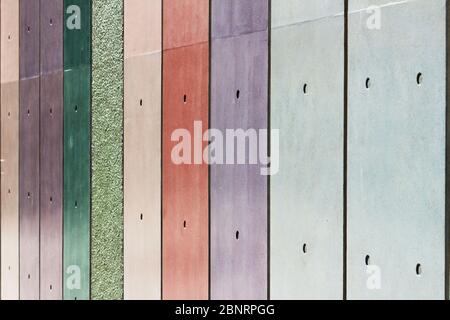 Mur de bâtiment peint dans des couleurs arc-en-ciel pâle Banque D'Images