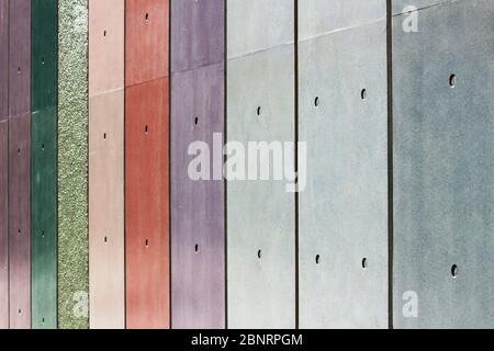 Mur de bâtiment peint dans des couleurs arc-en-ciel pâle Banque D'Images