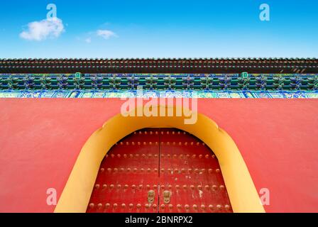 Une porte rouge avec une décoration chinoise au Temple du ciel à Beijing, en Chine (Tian Tan à Beijing, en Chine). Banque D'Images