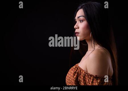 Vue de profil de la jeune femme transgenre asiatique magnifique Banque D'Images