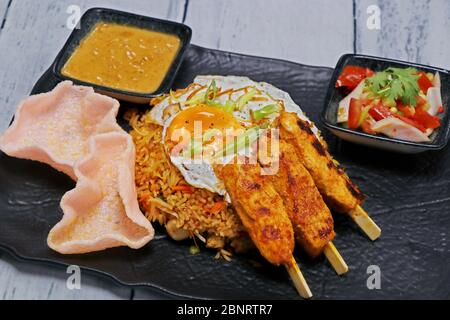 Nasi goreng, littéralement du riz frit en indonésien, servir avec du poulet, des crevettes etc Banque D'Images