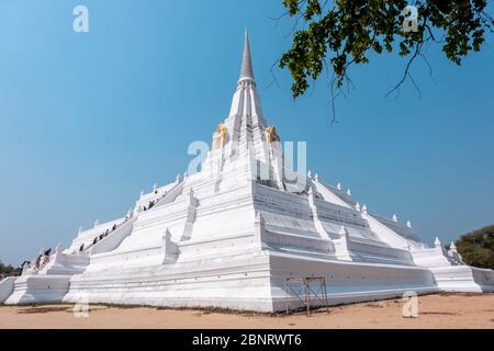 Ayutthaya, Bangkok / Thaïlande - 9 février 2020: Nom de ce lieu ' Temple Wat Phu Khao Thong ' le temple est blanc et il est dans la province d'Ayutthaya Banque D'Images