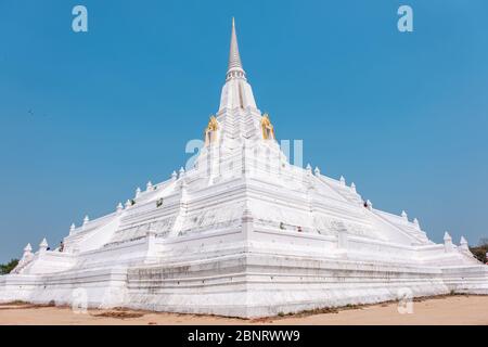 Ayutthaya, Bangkok / Thaïlande - 9 février 2020: Nom de ce lieu ' Temple Wat Phu Khao Thong ' le temple est blanc et il est dans la province d'Ayutthaya Banque D'Images