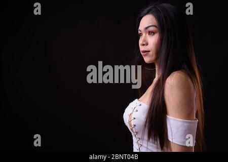 Vue de profil de la jeune femme transgenre asiatique magnifique Banque D'Images