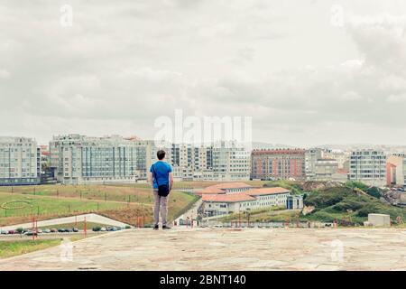 homme contemplant la vue sur la ville de la corogne depuis la colline de la tour d'hercule Banque D'Images