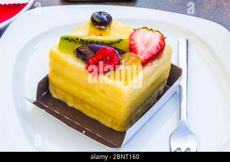 gâteau, cube de demi-freddo de fruits de la passion avec fraise, kiwi, raisin, prune, mûre et groseilles à maquereau Banque D'Images