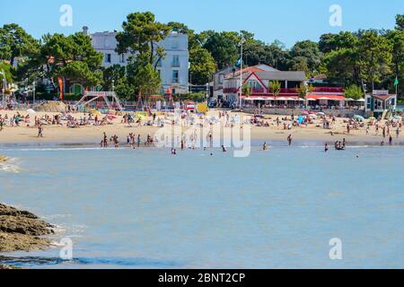 Saint-Palais-sur-Mer, France : les gens se prélassent du soleil sur une plage bondée au coeur de cette station balnéaire populaire sur la côte atlantique française. Banque D'Images