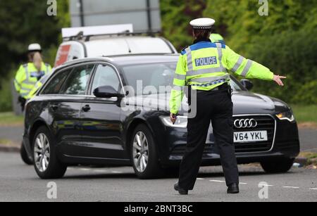 Brighton, Royaume-Uni. 16 avril 2020. La police effectue des contrôles d'arrêt de véhicule sur l'A23 au nord de Brighton, tandis que les automobilistes se rendent dans la ville et sur la côte après l'introduction de mesures pour mettre le pays hors de son isolement. Crédit : James Boardman/Alay Live News Banque D'Images